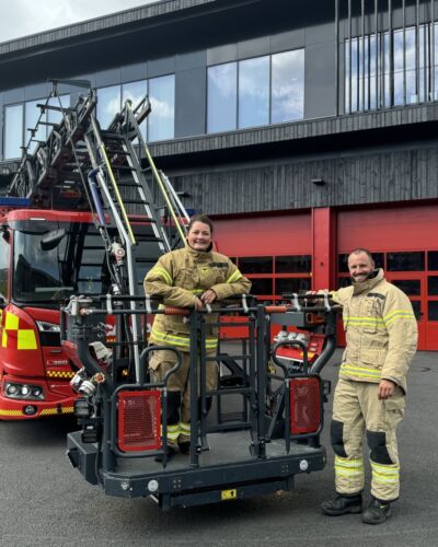 Beredskabsassistenter foran brandstation