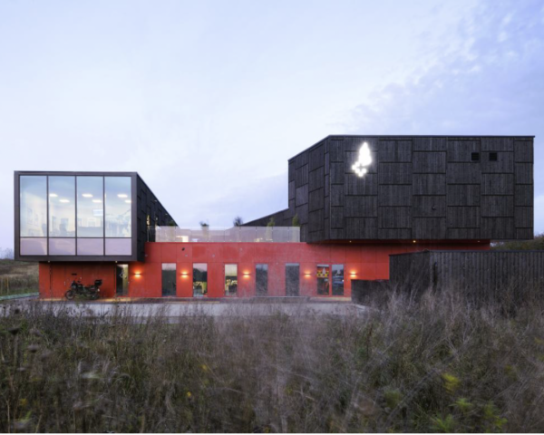 Billede af station Aarhus Nord i skumringstid